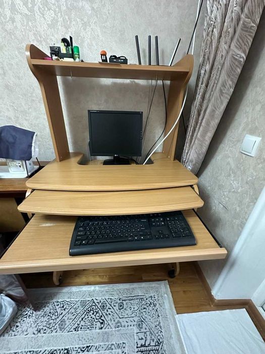 Продаю компьютерный стол в хорошем состоянии