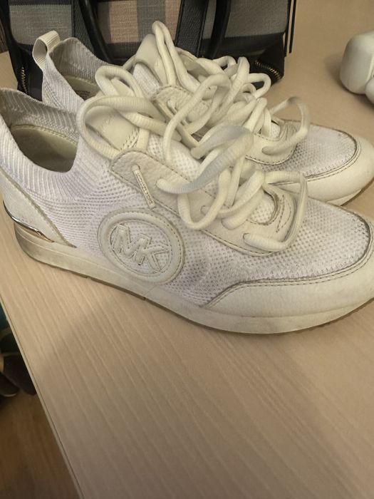 Кроссовки женские