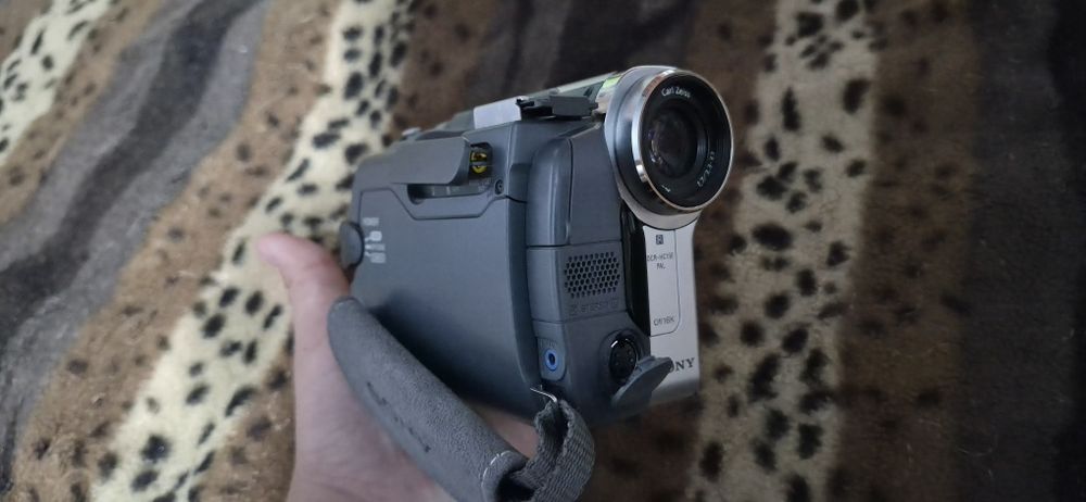Продам камеру Sony Handycam DCR-HC15E.