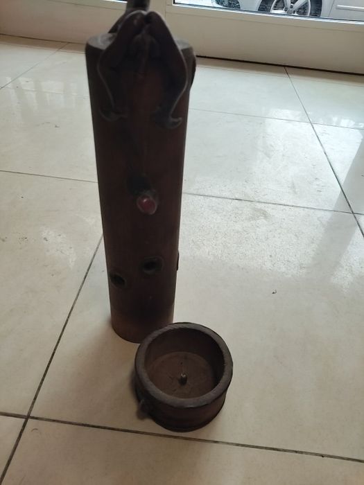 Дървен свещник в много добро състояние