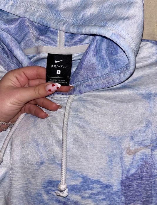 Продавам блузи и суичери