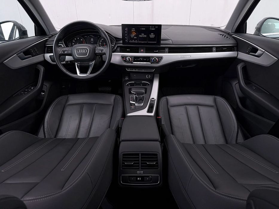 Audi A4 Limuzina GARANTIE / LED / Trapa / Distronic+ / Lane / Side / Camera / 18"