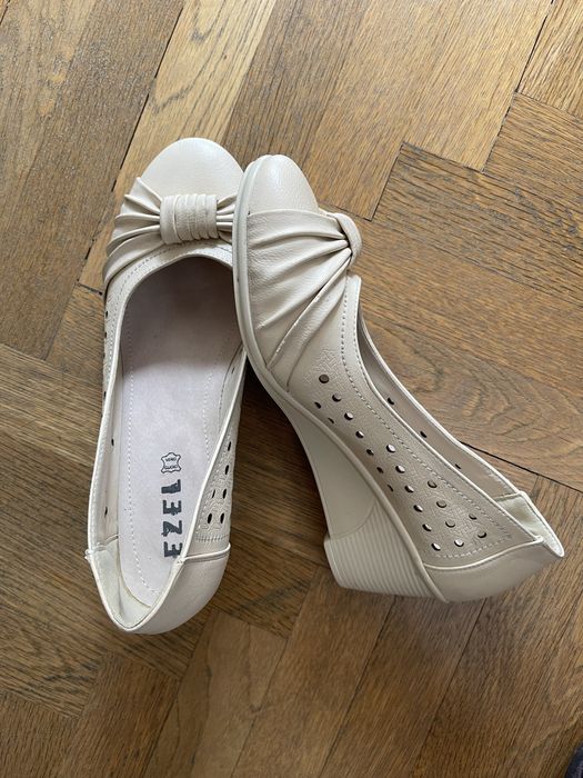 Елегантни обувки бежеви на цвят