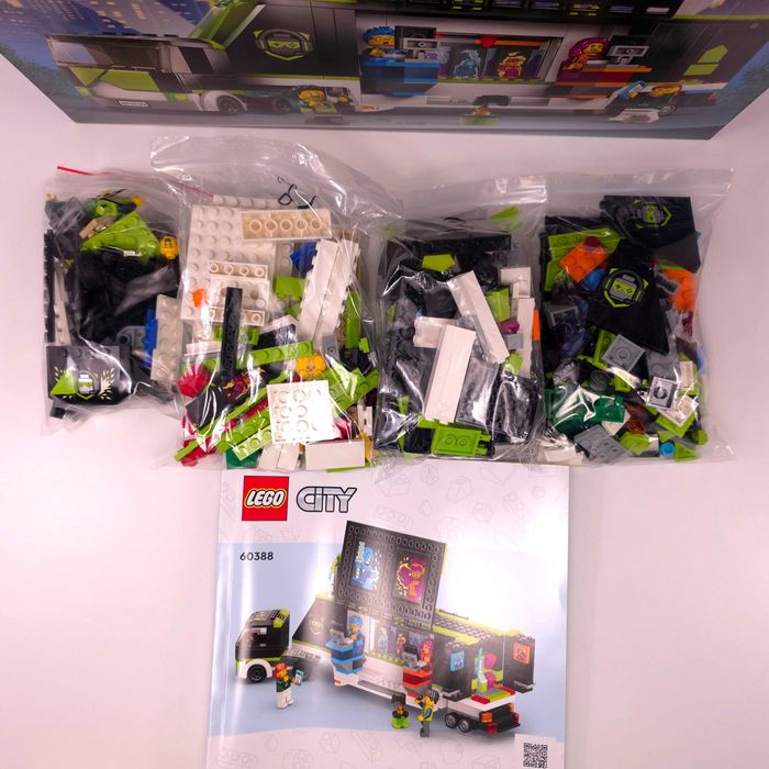 Vând LEGO City Gaming Tournament Truck (60388)[344 Piese] Set Complet