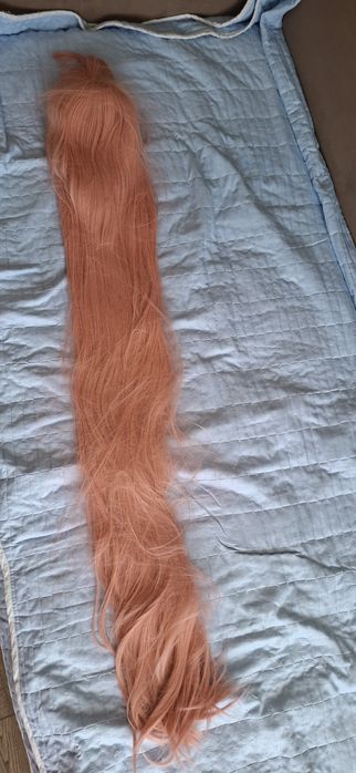 Розовый прямой парик