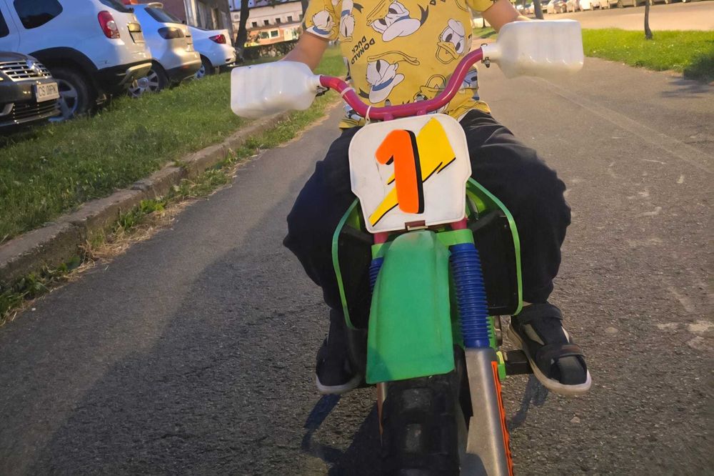 Vand motocicleta electrica copii, cu roti ajutatoare