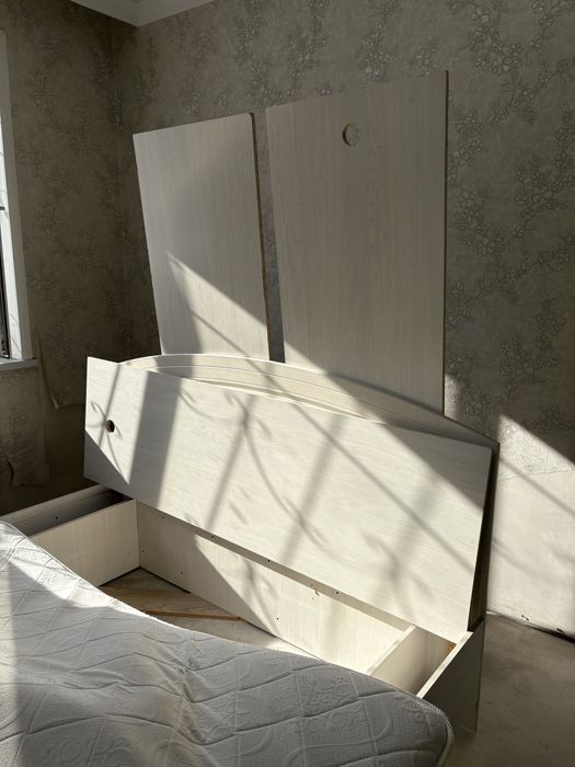 Кровать б/у с матрацем и 2 тумбочками