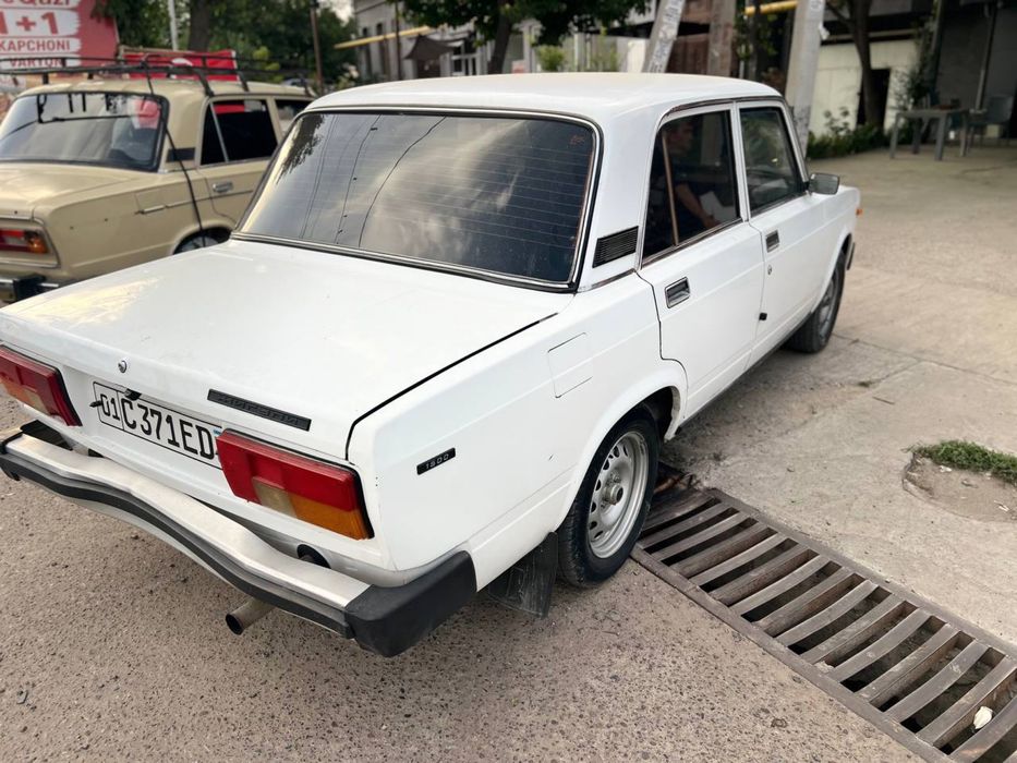 Vaz 2105 sotadi.
