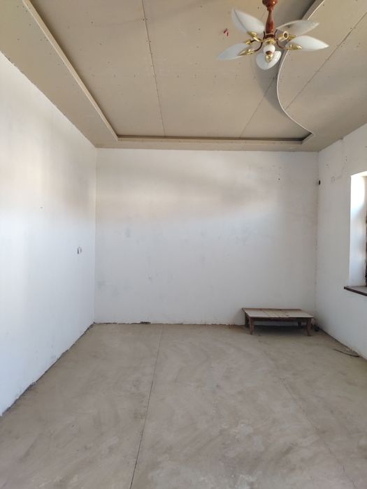 Гулистон -3 да 6 сотихли ховли  поликлиника олдида