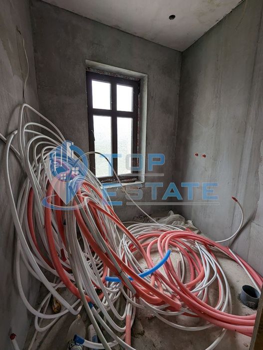 Двуетажна тухлена къща с външна изолация в село Миндя