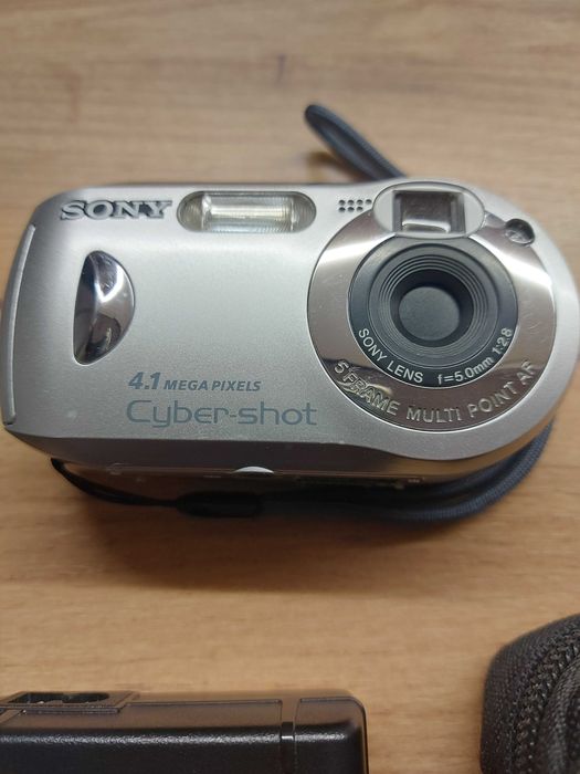 Фотоапарат Sony със зарядно