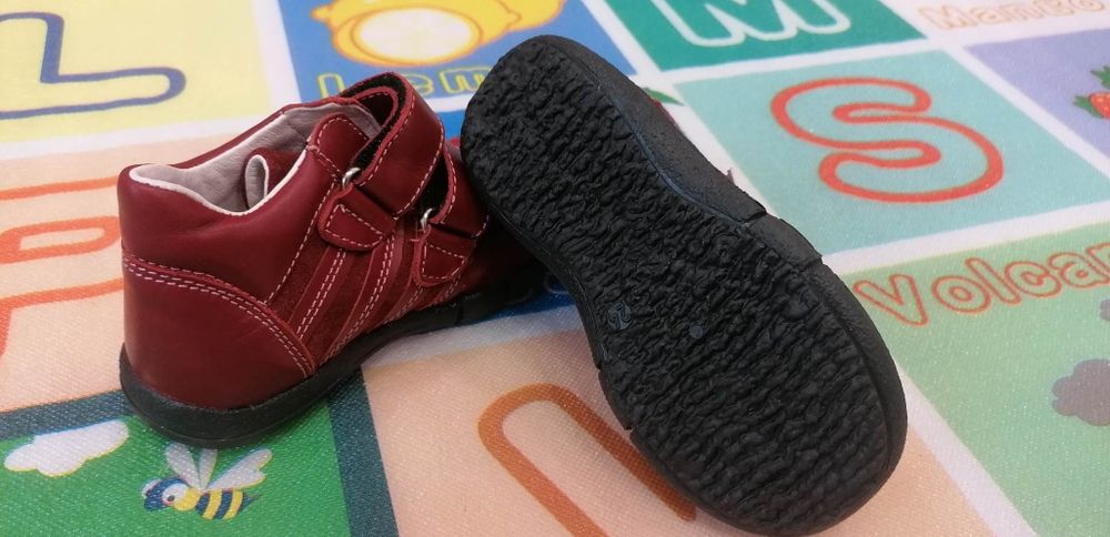 Чисто нови обувки за момиче