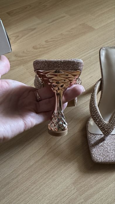 Продам шикарные босоножки