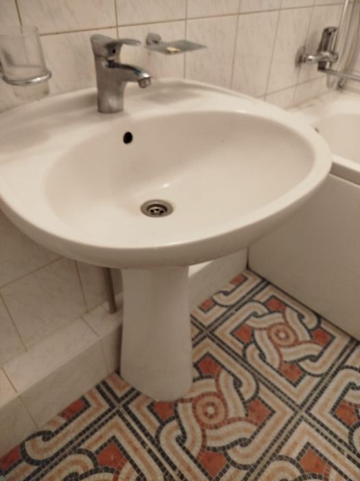 Продам раковину со смесителем
