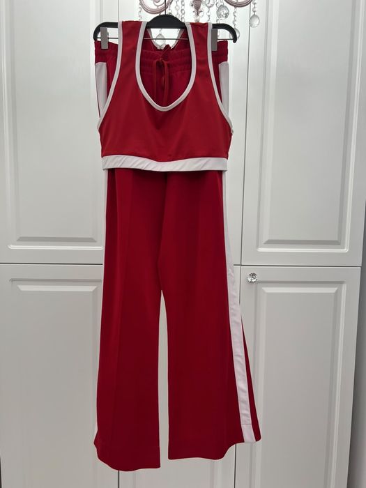Vand costum rosu cu alb