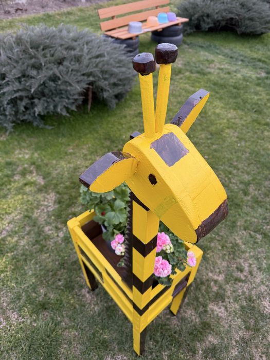 Girafa gigant din lemn personalizata ghiveci flori si decor