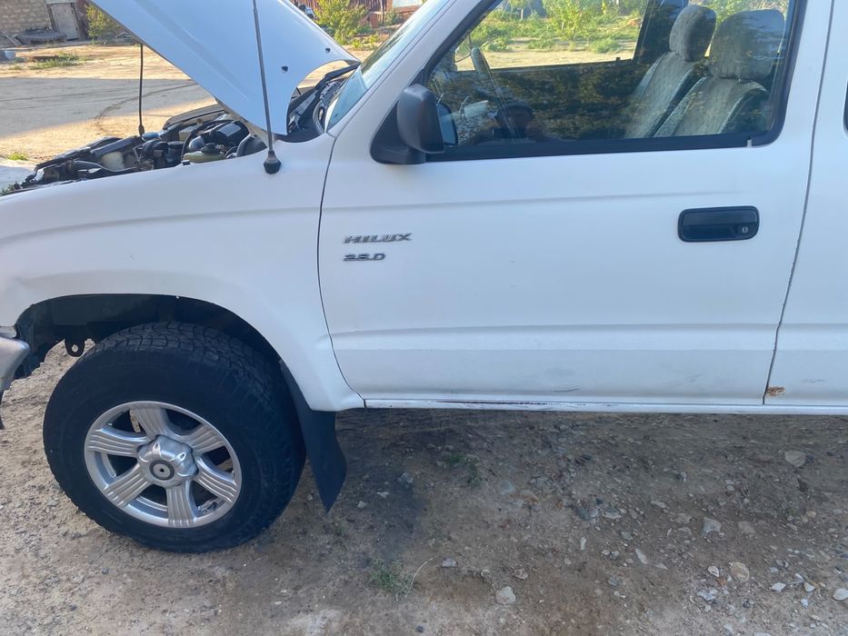 toyota hilux 2004 года.