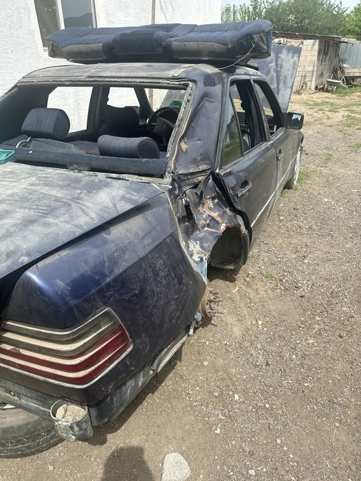 продам мерседес E 300  писать по вацапу
