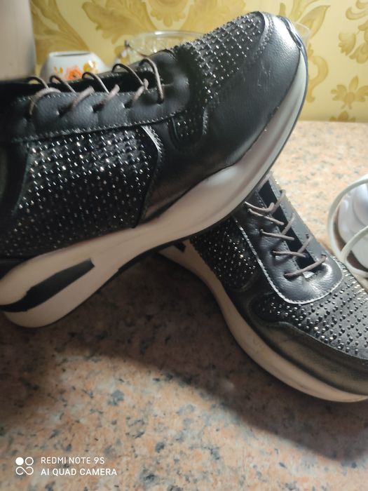 Продам кроссовки