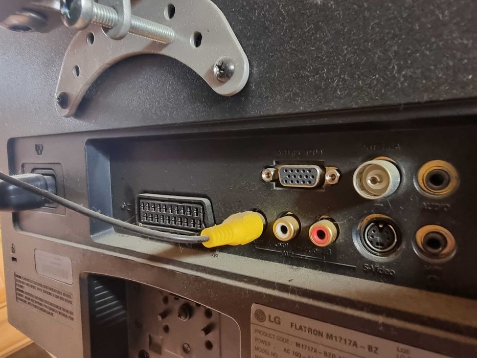Монитор LG с TV-тюнером с кронштейном на стену