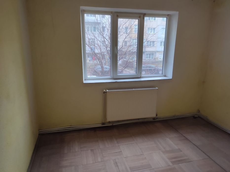 Vând apartament 3 camere în ADJUD