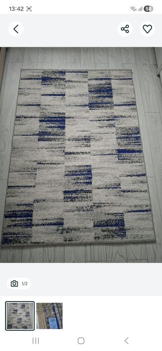 Pătură cu o  pernă de decor.