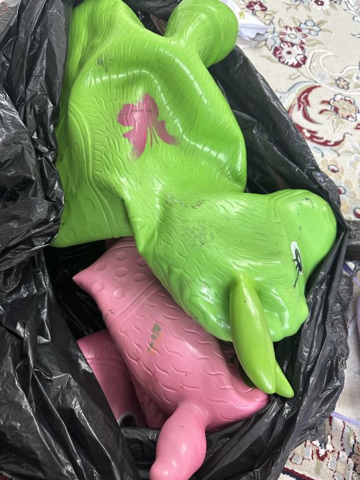 Отдам бесплатно игрушки и детский рюкзак