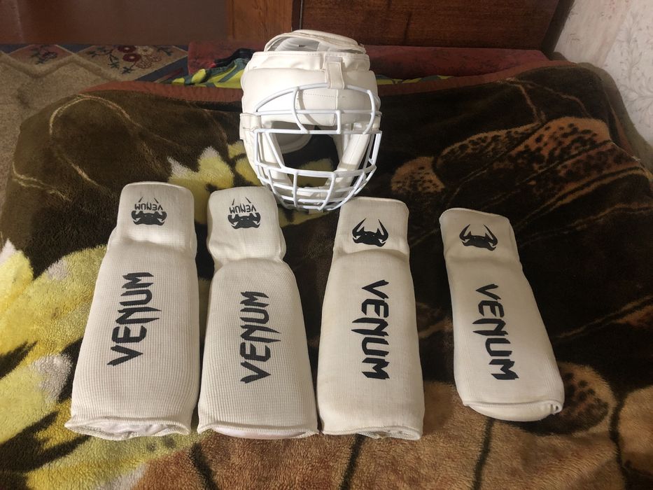 Детские щитки для ног и шлем б/у