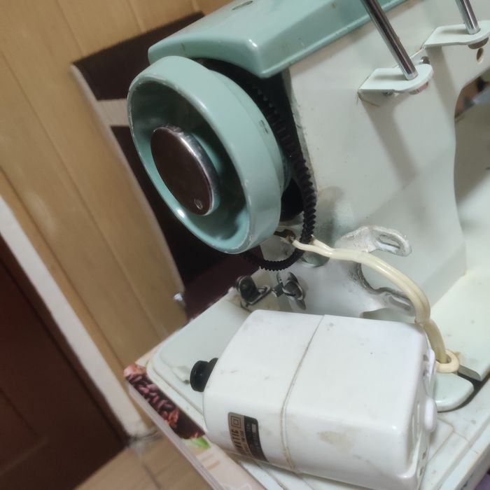 Mașină de cusut antică