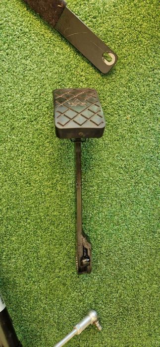 Set de pedale auxiliare (copilot) pentru instructaj auto.