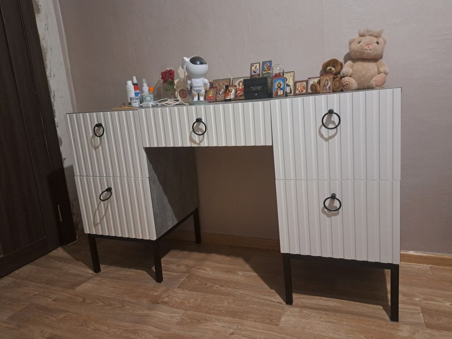 Продам туалетный столик