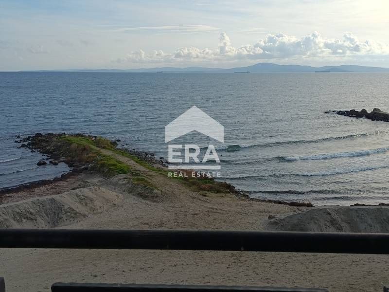 Четиристаен апартамент на морето с уникална гледка от всяка стая