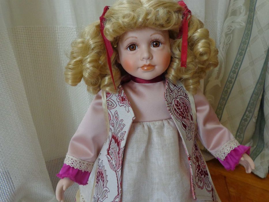 Papusa de colectie din portelan, H-50 cm