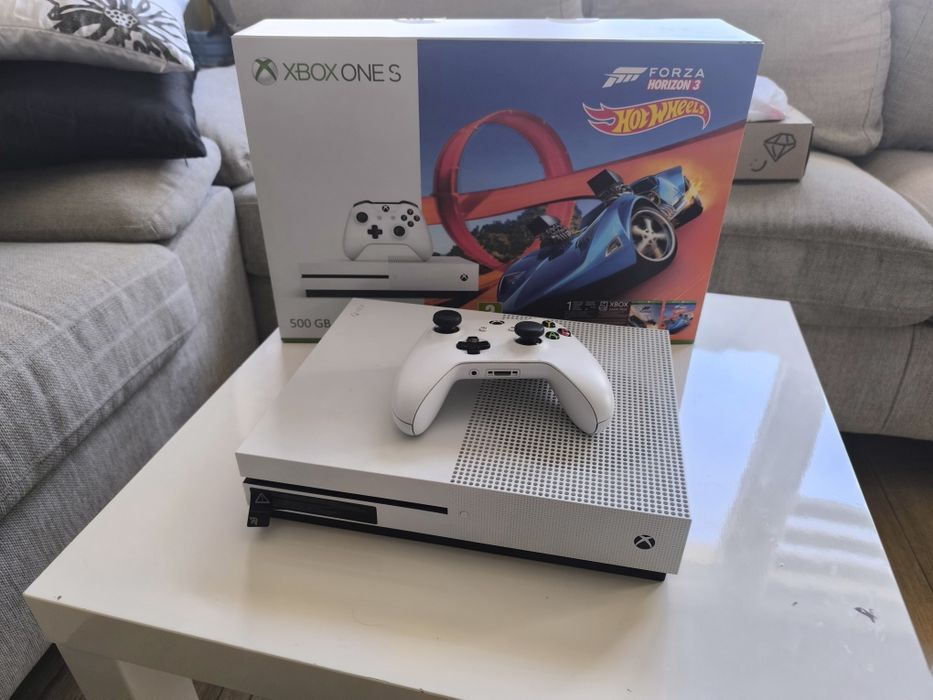 Продавам XBOX One S 500GB