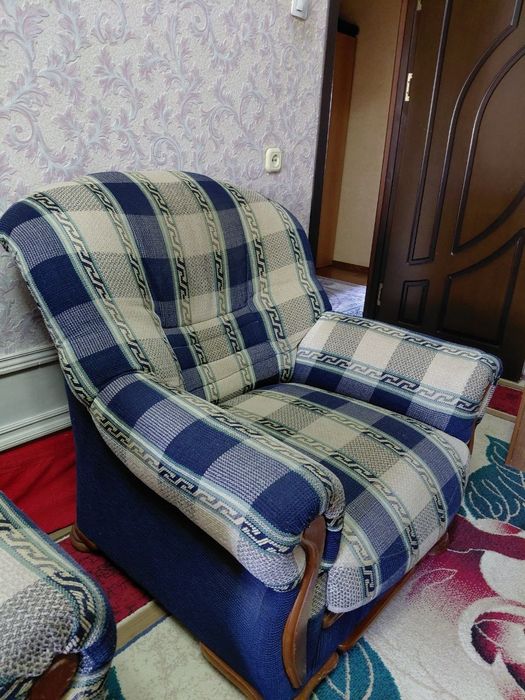 Продаётся диван и два кресла