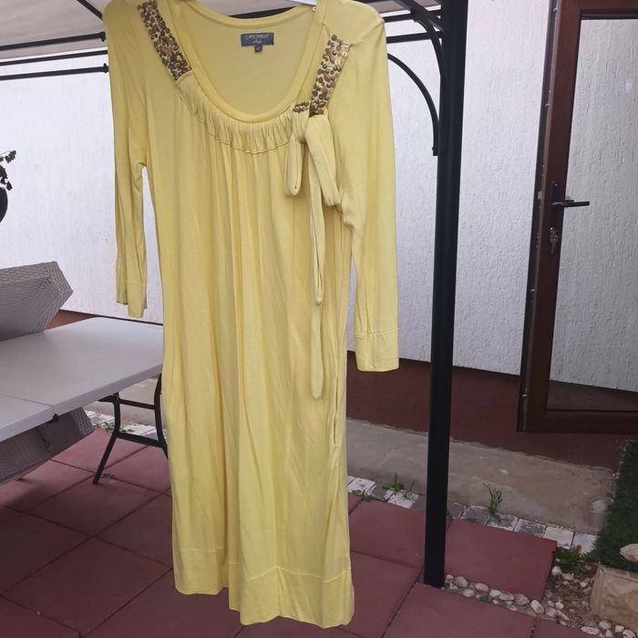 Rochie de vara de culoare galben.