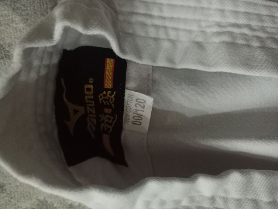 Кимоно и перчатки для каратэ