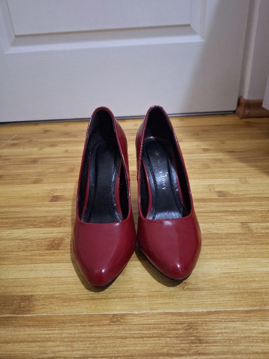 Pantofi rosii cu toc