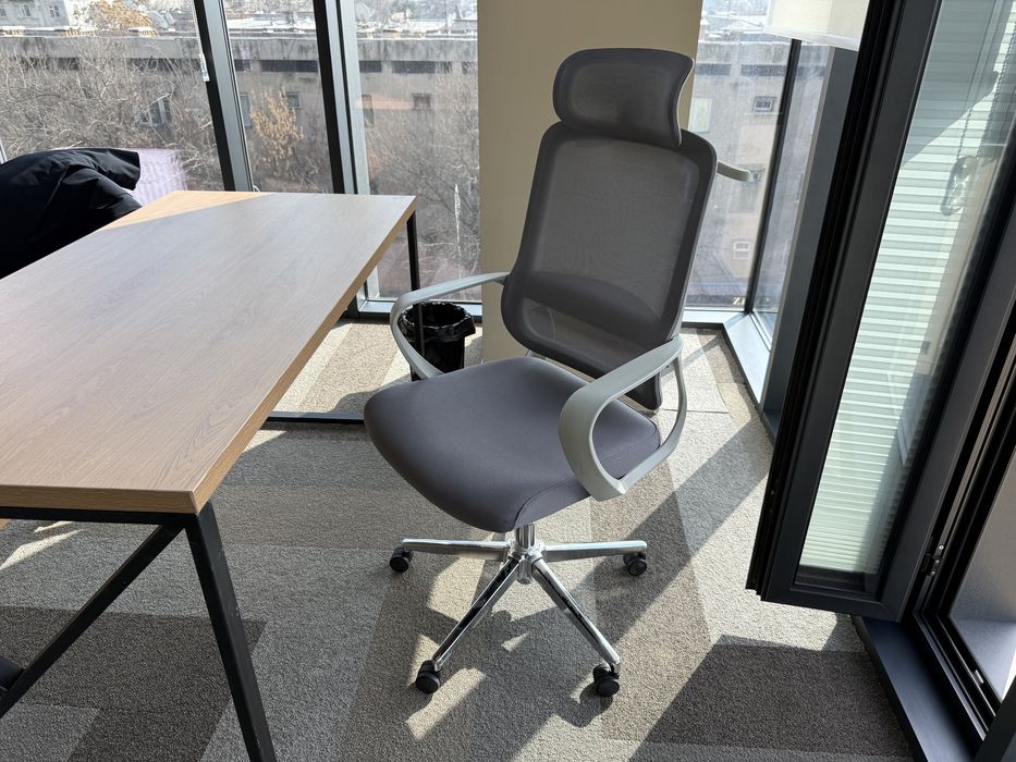 Продается офисная мебель мебель 7 комплетков и переговорный стол