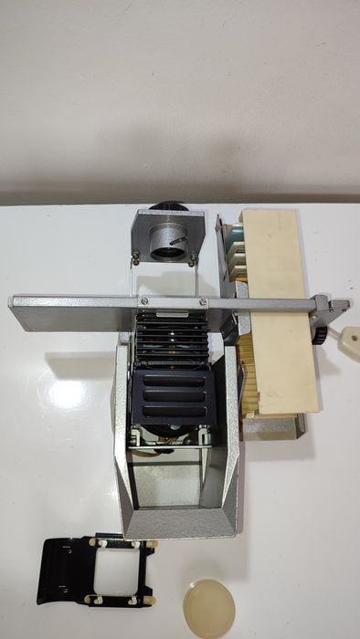 Proiector diapozitive cu magazie