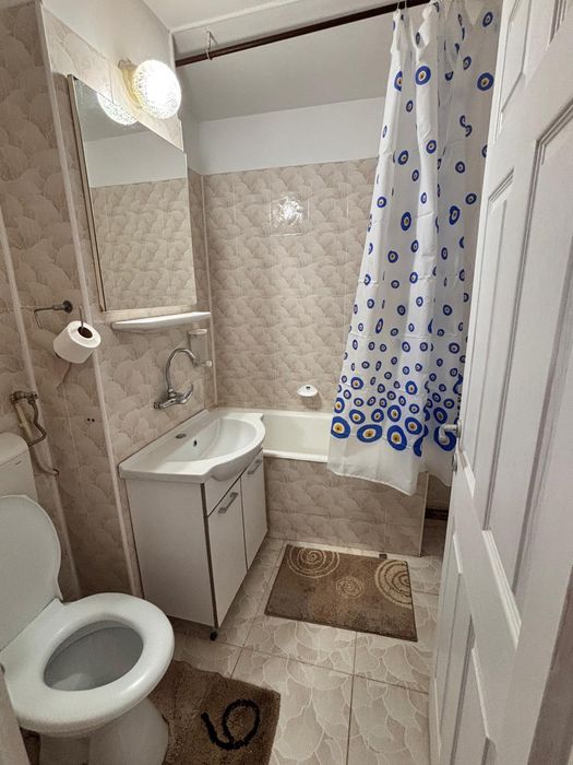 Apartament 2 camere de inchiriat,  renovat și complet mobilat/utilat. Dormitor cu pat matrimonial, living cu canapea extensibilă și dressing spațios.