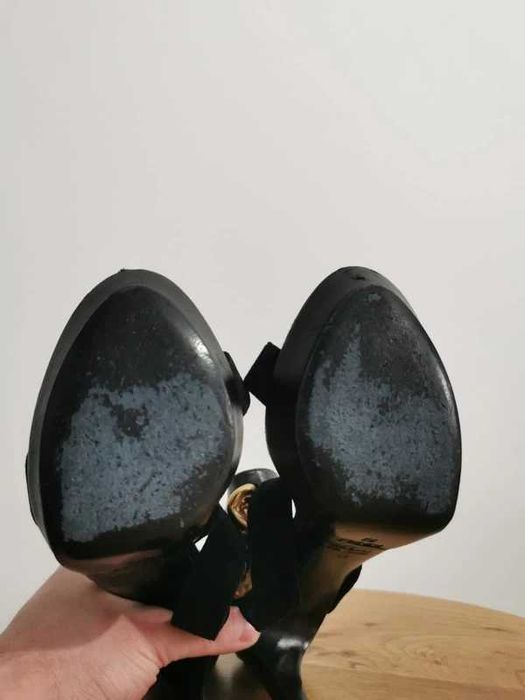 Sandale FENDI negre cu toc înalt și lanț auriu-Made in Italy