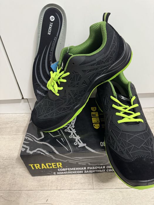 Современная рабочая обувь.