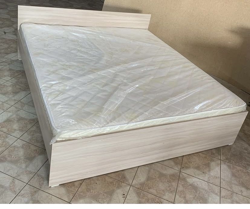 Продам кровать с матрасом