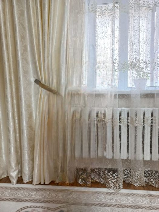 Продам шторы,  материал парча,  цвет жемчуг