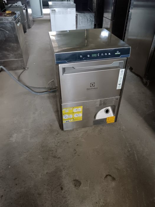 Професионална съдомиялна машина Electrolux