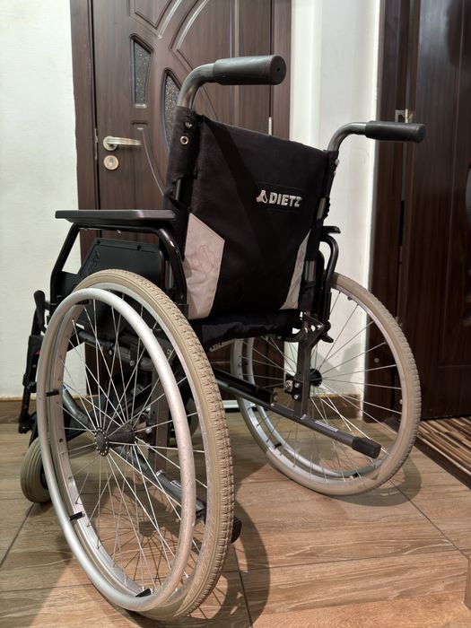 Scaun cu rotile pliabil batrani dizabilitati
