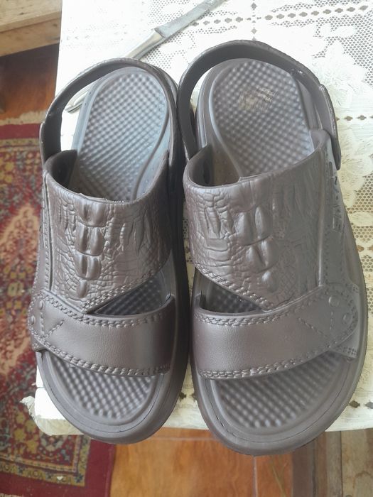 Vând 1perechi de papuci pentru bărbați25 lei perechea