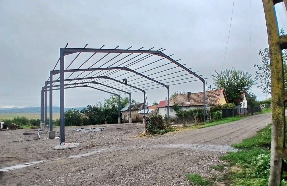 Hală metalică de vânzare, dimensiuni 10x15x4m. Structură solidă și rezistentă, potrivită pentru diverse utilizări, cum ar fi depozitare, producție sau