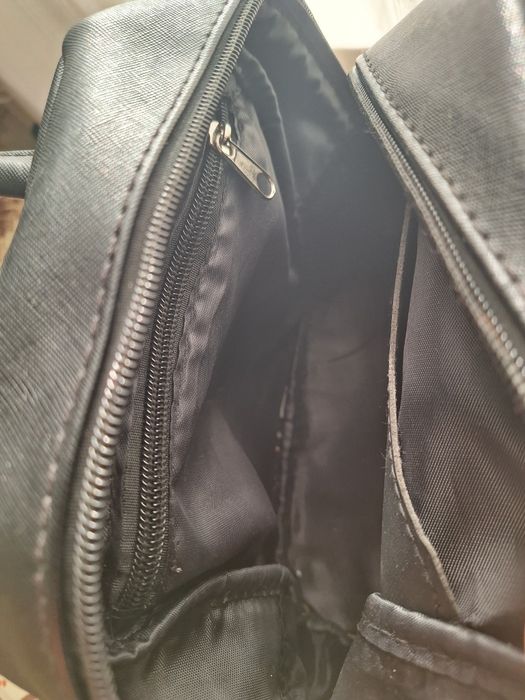 Много удобна дамска раница,среден размер,цвят черен и златист,като нов